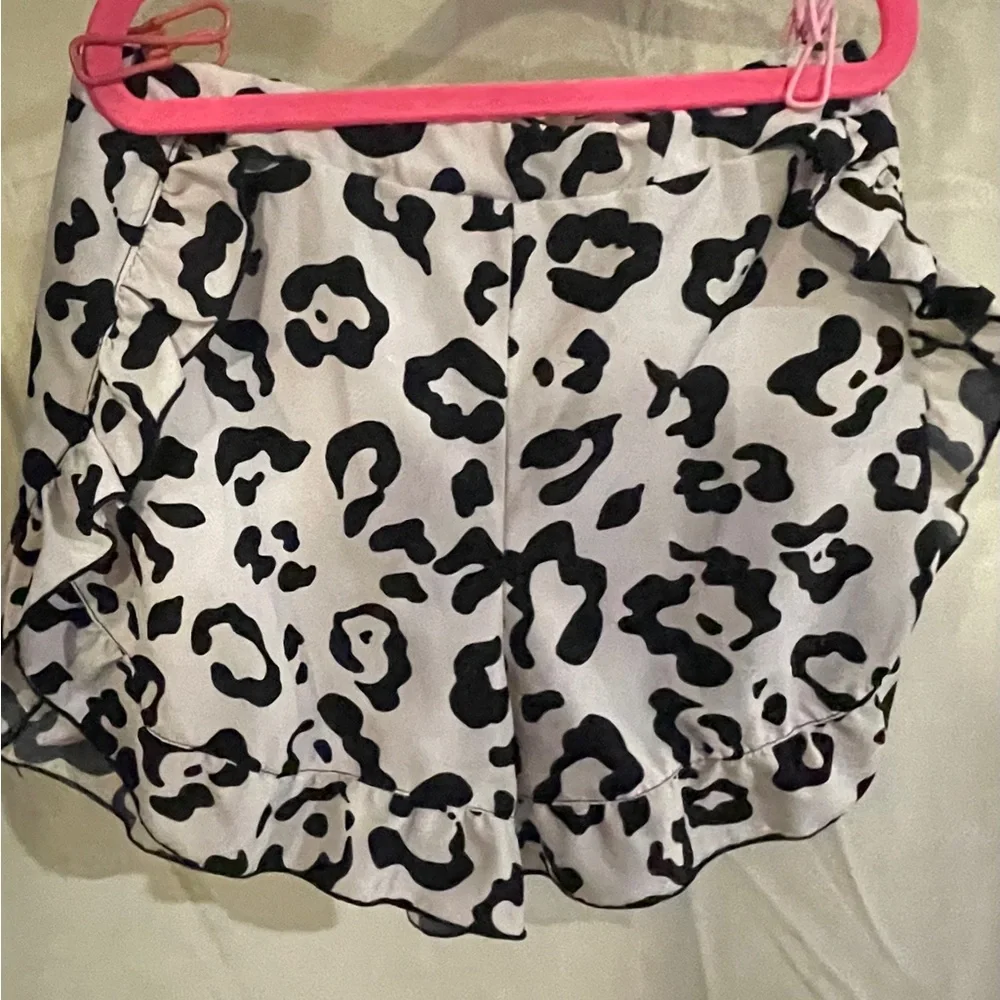 LIKE NEW! Chic Black and White animal print girls tank top and shorts